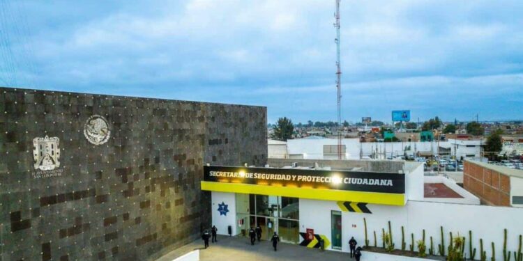 Inician investigación interna a policía de SL arrestado en Soledad