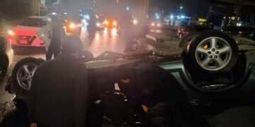 Carro vuelca en Salvador Nava, el conductor, herido