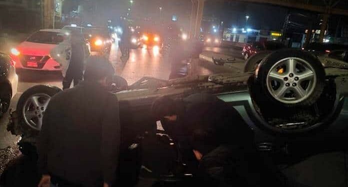 Carro vuelca en Salvador Nava, el conductor, herido