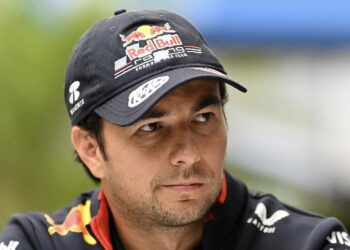 Checo Pérez acaba con rumores y confirma que será piloto de Red Bull en 2025