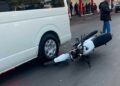 Chocan motos contra camionetas de personal