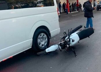 Chocan motos contra camionetas de personal