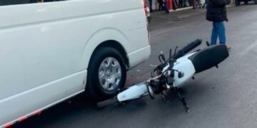Chocan motos contra camionetas de personal