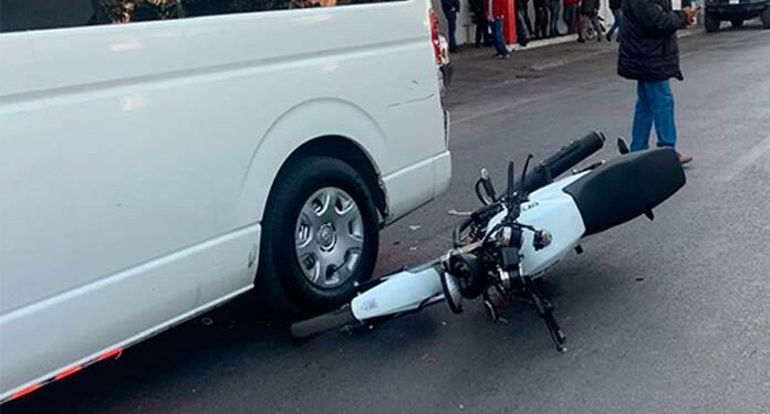 Chocan motos contra camionetas de personal