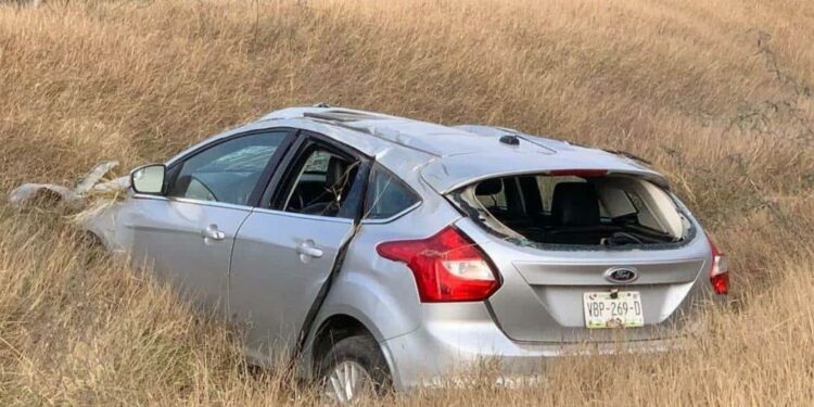 Fotos | Choque y volcadura en la carretera 57; sólo daños