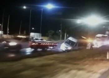Conductor de transporte de personal se accidenta en carretera 57