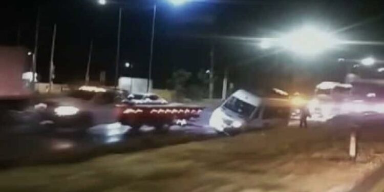 Conductor de transporte de personal se accidenta en carretera 57