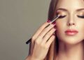 NO utilices aceites para desmaquillar tus pestañas, estas son las alternativas