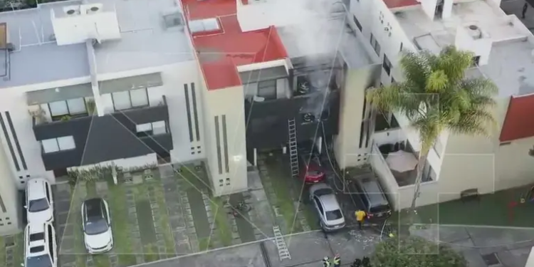 Fuego consume vivienda en fraccionamiento donde vivía AMLO