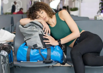 ¿Cuáles son las causas del jet lag cuando viajamos y cuál es el método más efectivo para prevenirlo y enfrentarlo, de acuerdo con la ciencia?