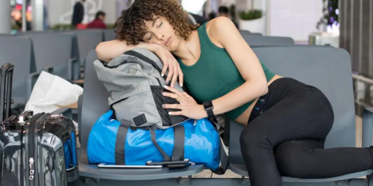 ¿Cuáles son las causas del jet lag cuando viajamos y cuál es el método más efectivo para prevenirlo y enfrentarlo, de acuerdo con la ciencia?