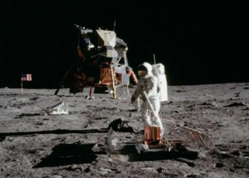 ¿Quién era Tom Bacon, el científico del que quizás nunca oíste hablar pero que fue importante para que los humanos llegaran a la Luna?