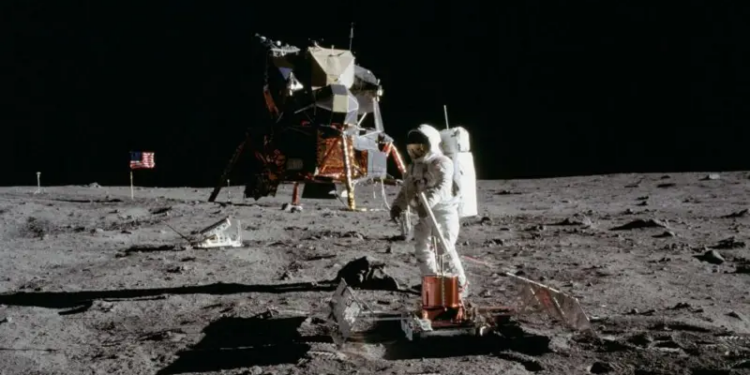 ¿Quién era Tom Bacon, el científico del que quizás nunca oíste hablar pero que fue importante para que los humanos llegaran a la Luna?