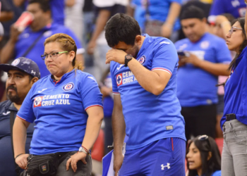 VIDEO: Aficionado del Cruz Azul se vuelve viral al envolverse en la bandera del equipo y tratar de aventarse
