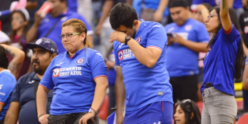 VIDEO: Aficionado del Cruz Azul se vuelve viral al envolverse en la bandera del equipo y tratar de aventarse