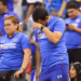 VIDEO: Aficionado del Cruz Azul se vuelve viral al envolverse en la bandera del equipo y tratar de aventarse