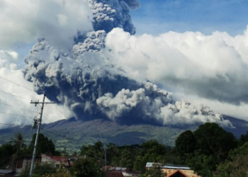 VIDEO: Más de 87 mil personas son evacuadas debido a la impactante erupción del volcán Kanlaon