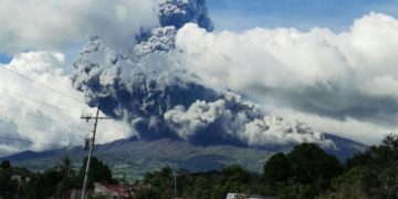 VIDEO: Más de 87 mil personas son evacuadas debido a la impactante erupción del volcán Kanlaon