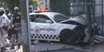 Patrulla choca mientras trasladaba a sospechoso que intentaba desviar avión de Volaris