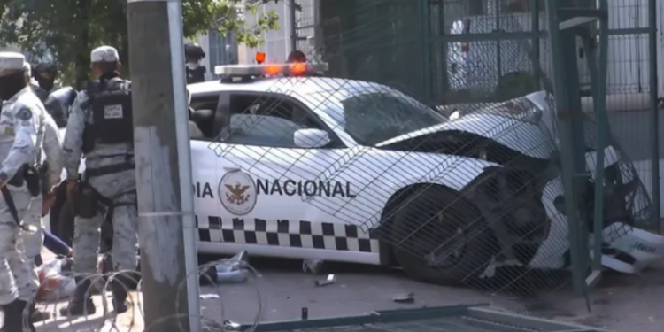 Patrulla choca mientras trasladaba a sospechoso que intentaba desviar avión de Volaris