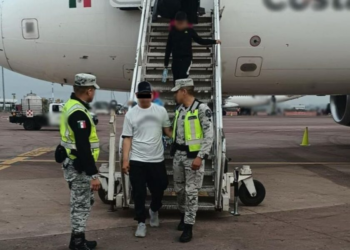 La esposa del individuo que intentó desviar un avión revela sus motivos, se disculpa y hace un llamado desesperado