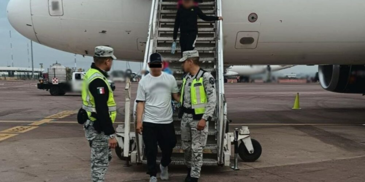 La esposa del individuo que intentó desviar un avión revela sus motivos, se disculpa y hace un llamado desesperado