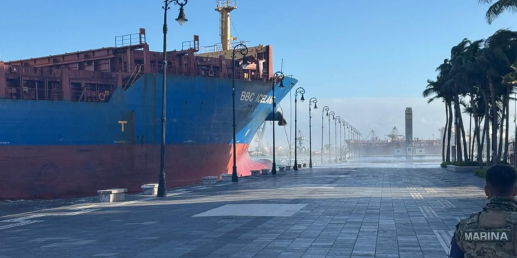 VIDEO: Buque colisiona contra malecón de Veracruz tras intenso norte