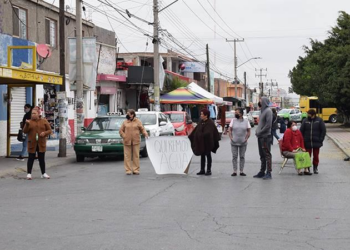 Bloquean avenida De los Pinos; argumentan falta de agua