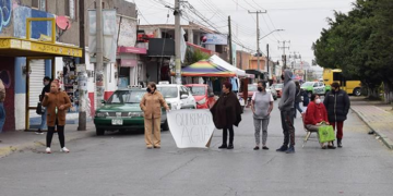 Bloquean avenida De los Pinos; argumentan falta de agua