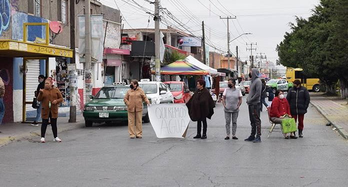 Bloquean avenida De los Pinos; argumentan falta de agua