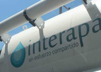 Interapas arregla una fuga en la colonia Arbolitos