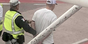 Trasladan al penal de Puente Grande al hombre que trató de desviar un avión de Volaris