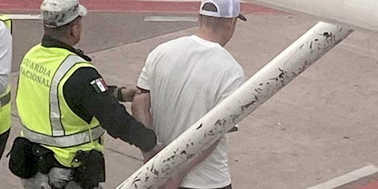 Trasladan al penal de Puente Grande al hombre que trató de desviar un avión de Volaris