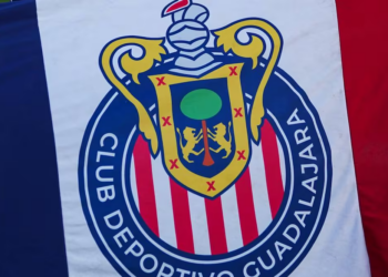 Dos jugadores de Chivas fueron despojados de su auto