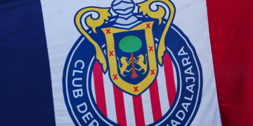 Dos jugadores de Chivas fueron despojados de su auto