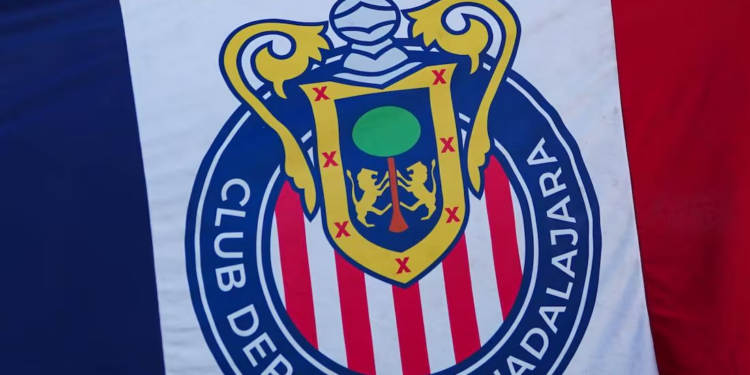 Dos jugadores de Chivas fueron despojados de su auto
