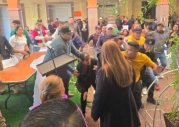 VIDEO: Alcalde con orden de aprehensión acude a  su toma de protesta y se escapa del Operativo Enjambre
