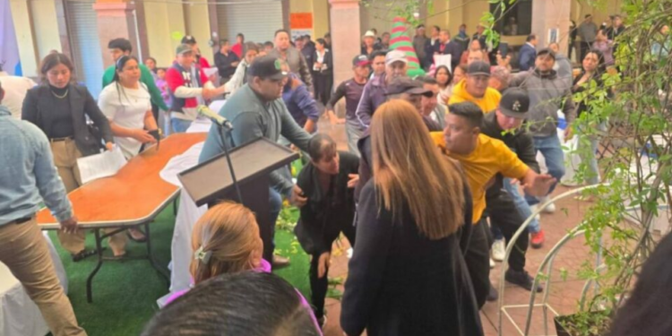 VIDEO: Alcalde con orden de aprehensión acude a  su toma de protesta y se escapa del Operativo Enjambre