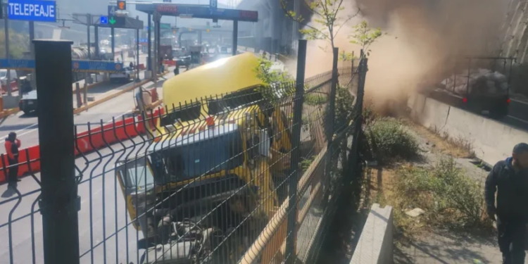VIDEO: En la Autopista México-Toluca, un tráiler se queda sin frenos y choca con 10 vehículos