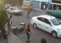 VIDEO: Taxista embiste a un hombre en Coyoacán después de una disputa con los vecinos