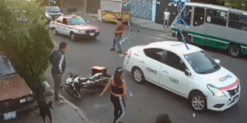 VIDEO: Taxista embiste a un hombre en Coyoacán después de una disputa con los vecinos