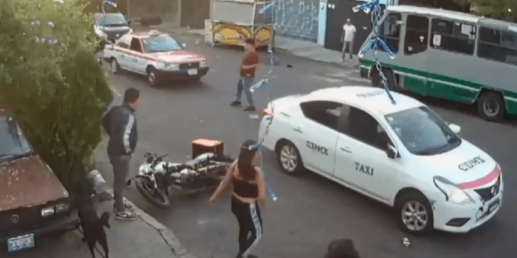 VIDEO: Taxista embiste a un hombre en Coyoacán después de una disputa con los vecinos