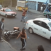 VIDEO: Taxista embiste a un hombre en Coyoacán después de una disputa con los vecinos
