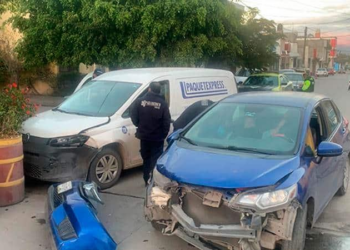 Vehículos colisionan en la colonia Simón Díaz