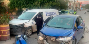 Vehículos colisionan en la colonia Simón Díaz
