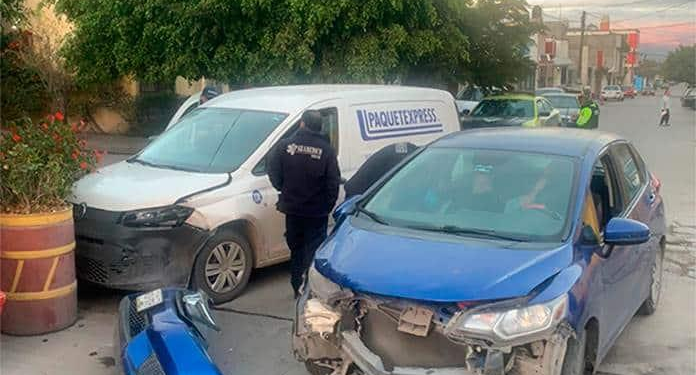 Vehículos colisionan en la colonia Simón Díaz