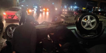Vehículo se vuelca en Salvador Nava, el conductor sufre heridas