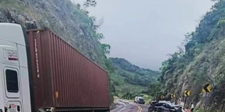Líder panista y su familia sufren lesiones en un accidente de tráfico