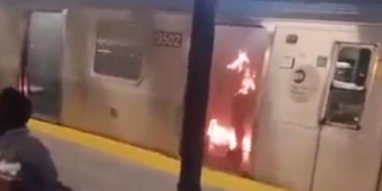 VIDEO: Una mujer es quemada viva en un vagón del metro de Nueva York
