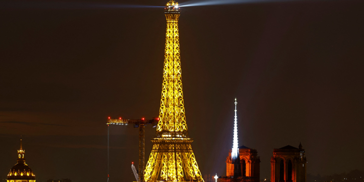 ¿Qué motivos llevaron a desalojar la torre Eiffel este 24 de diciembre?